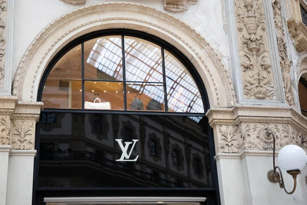 Мілан Італія 2023 Знак Логотипу Луї Віттона Текстовий Магазин Бренду — стокове фото