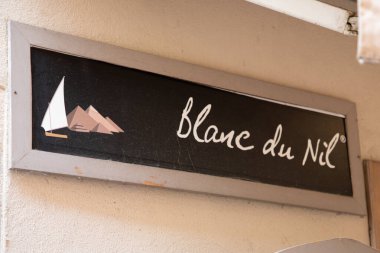 Bordeaux, Fransa - 06 27 2023: Blanc du Nil ön cephe işareti logosu ve moda moda ticari giyim zinciri tekstil mağazasının girişinde metin işareti