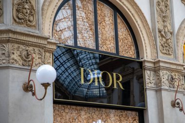 Milan, İtalya - 07 10 2023: dior store tabelası. Moda mağazasının ön cephesinin tasarımcısı.