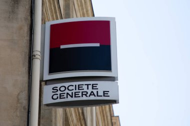 Bordeaux, Aquitaine France - 07 15 2023: Societe generale fransız bankasının logo ön cephesi duvar giriş bürosunun önündeki metin işareti