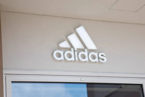 Lyon Francja 2023 Logo Adidasa Tekst Firmowy Przed Wejściem Sklepu — Zdjęcie stockowe