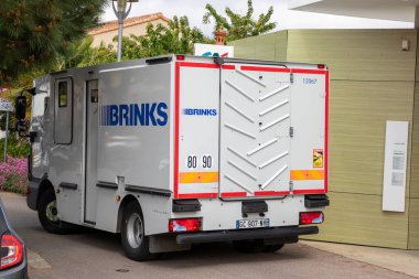 Bordeaux, Aquitaine France - 07: 15 2023: Bankanın önünde zırhlı nakliye kamyonu logosu ve işaret levhası getiriyor.