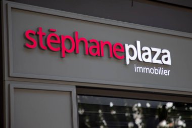 Bordeaux, Aquitaine France - 07: 15 2023: Stehane Plaza immobilier logo metni ve emlak cephesi Fransız ajansının ofis duvarları girişi