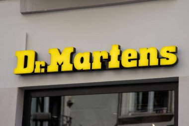 Milan, İtalya - 07 10 2023: Dr. Martens amblem amblemi mağaza ön cephesi GB İngiliz ayakkabı zinciri ve giysi markası metin markası duvarı