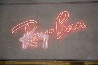 Bordeaux, Fransa - 07 10 2023: Güneş gözlüğü mağazasının ön cephesindeki Ray marka ve metin logosunu yasakladı