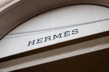 Milan, İtalya - 07 10 2023: Hermes moda perakende satış metni markası ve şehir merkezindeki logo mağaza zinciri Fransız cephesi