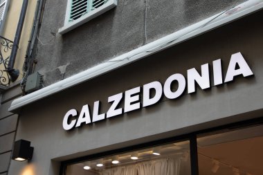 Milan, İtalya - 07 05 05 2023: Calzedonia mağazası italyan marka metin ve logo girişi iç çamaşırı kadın iç çamaşırı üreticisi