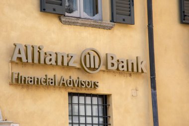 Milan, İtalya - 07 10 2023: allianz finans danışmanları şirket hizmetleri acentesinde marka ve metin logosu imzaladı