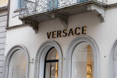 Milan, İtalya - 07 10 2023: Versace logosu ve yazı mağazası zinciri İtalyan lüks moda şirketleri mağaza duvarları ön cephe butik girişi