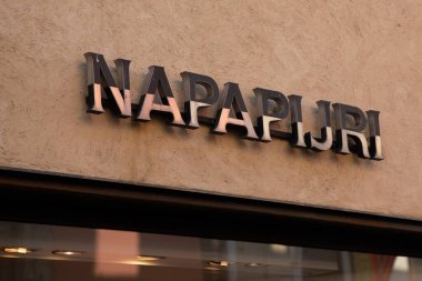 Bordeaux, Aquitaine France - 06 22 2023: Napapijri logo dükkanı ve duvar önü İtalyan moda mağazasında metin zinciri