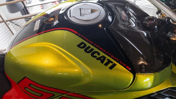 法国里昂 2023 Ducati Diavel 1260 Lamborghini Text Brand Street Fighter — 图库照片