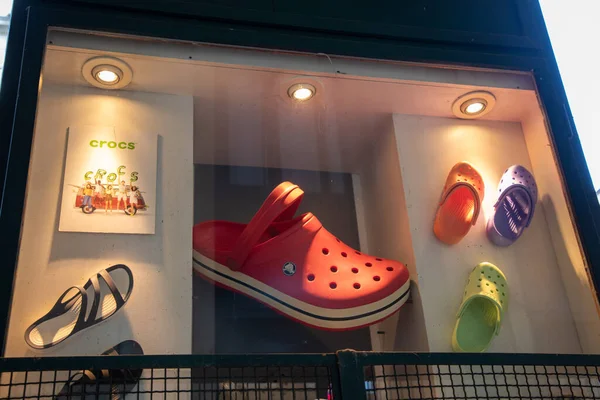 ミラノ イタリア 2023年 クロックテキストのサインとロゴブランドフロントファサードブティックチェーンアメリカの履物会社ストア製造フォームクログプラスチック製の靴店 — ストック写真
