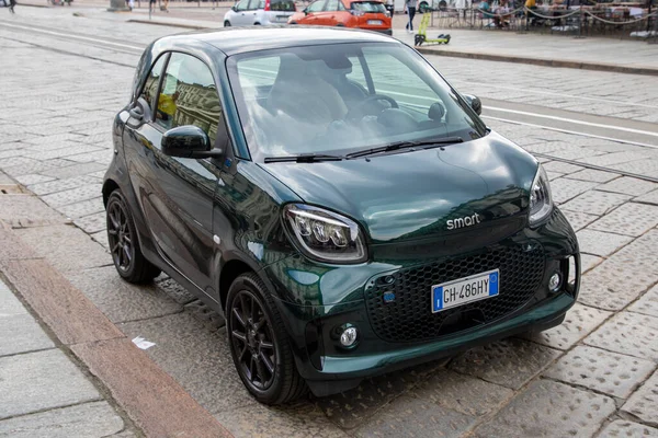 ミラノ イタリア 2023年 スマートEq 2台の車の小さな暗い小さな路上駐車 — ストック写真