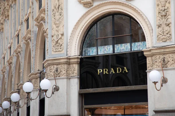 Милан Италия 2023 Знак Логотипа Prada Вход Магазин Текстовых Брендов — стоковое фото