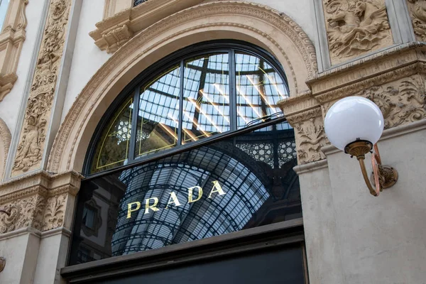 Milan, İtalya - 07 10 2023: Prada mağaza vitrinleri ön cephe logosu ve yazılı İtalyan lüks moda evi