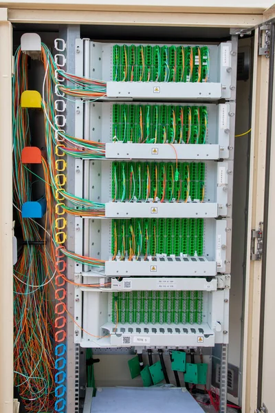 结光纤网络通信街道盒中Dsl的陆线电话线 — 图库照片