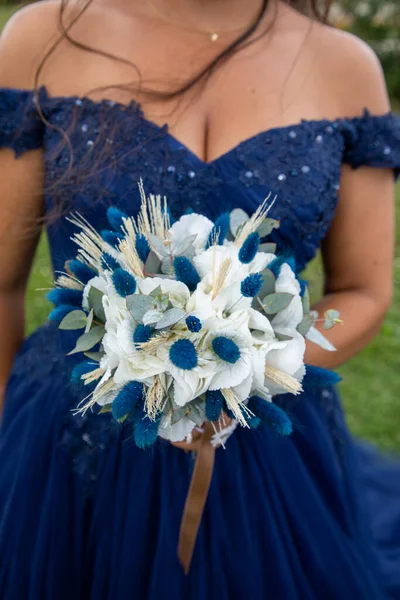 Svatební Růže Kytice Přírodních Květin Modré Svatební Šaty Oslava Den — Stock fotografie