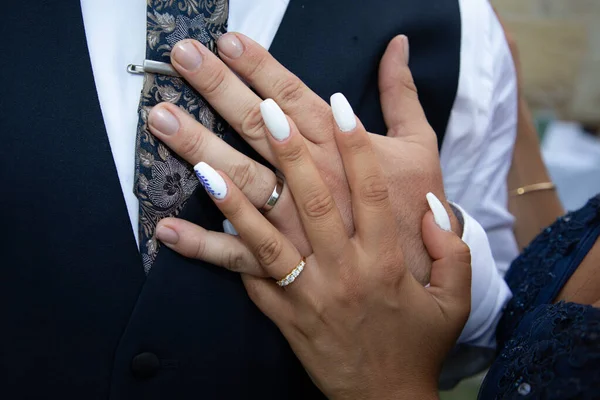 Δαχτυλίδια Γάμου Ζευγάρι Και Χέρια Νύφη Και Γαμπρός Στην Αγάπη — Φωτογραφία Αρχείου