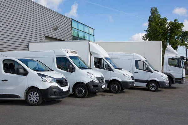 White Delivery Trucks Back Naar Logistiek Retailer Magazijn Gebouw — Stockfoto