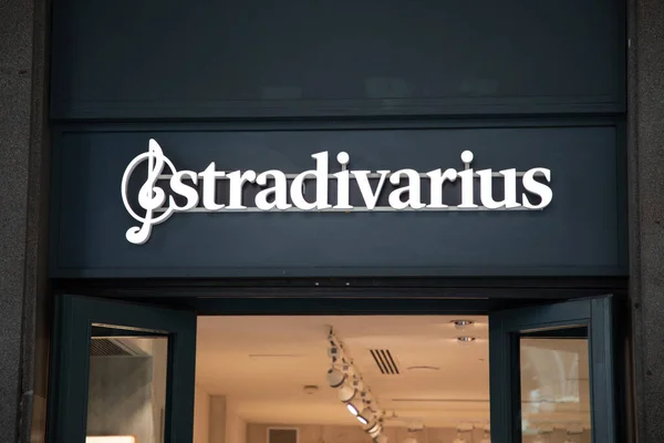 Milan Itálie 2023 Značka Stradivarius Logo Textové Znamení Průčelí Obchodu Stock Fotografie