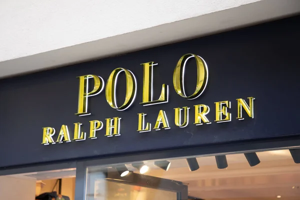 ミラノ イタリア 2023年05月 Ralph Laurenポロブランドのテキストファサード店の看板チェーンとショップの壁のファサードのロゴサイン ストック写真