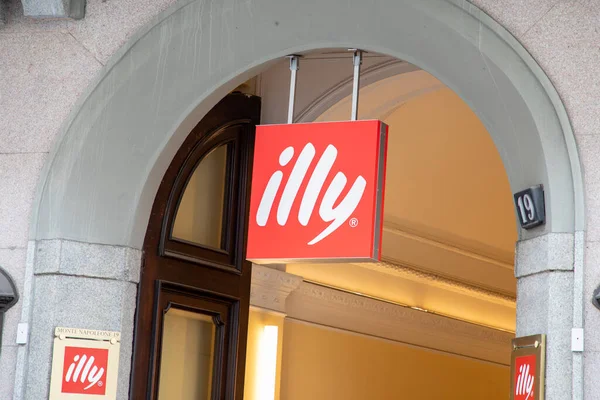 Milán Italia 2023 Illy Cafetería Signo Rojo Logo Café Italiano Imagen De Stock