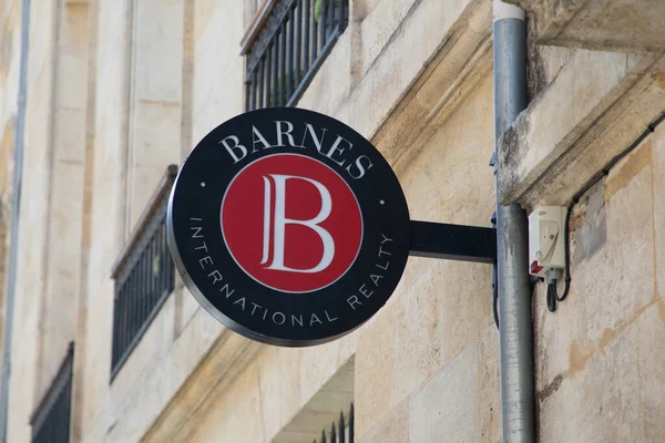 Bordeaux, Aquitaine France - 07: 15 2023: BARNES logo yazısı ve damgası Wall International emlak danışmanı Emlak küresel lüks gayrimenkul ön cephesi girişi