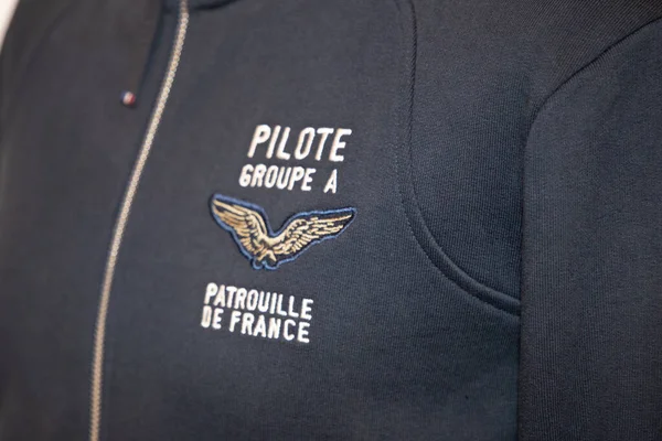 Bordeaux, Aquitaine France - 07: 15 2023: Patrouille de France logosu ve pilot grup A Fransız ordusunun yeleği üzerindeki metin imzası