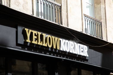 Bordeaux, Fransa - 07 25 2023: YellowKorner ön cephe logosu ve sınırlı sayıda üretilen sanat fotoğrafçılığının sarı metni