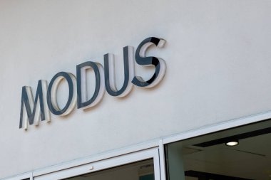 Milan, İtalya - 07 25 2023: Modus fronade butik duvar logosu ve moda ticari giyim zincirinin moda tekstil mağazasının girişinde metin işareti