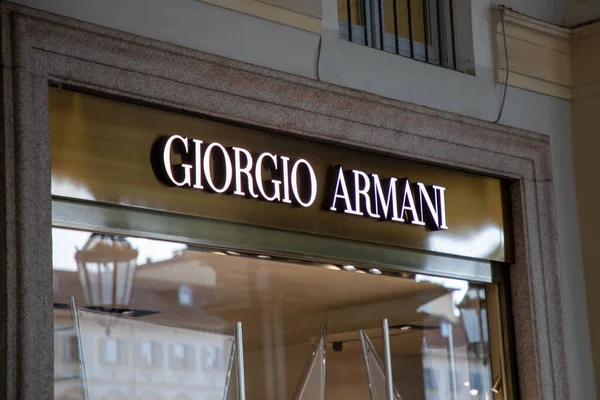 Milan, İtalya - 07 10 2023: Giorgio Armani lüks mağaza tasarımcısı logosu ve zincir yazı dükkanı cephesi