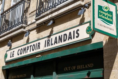 Bordeaux, Fransa - 07 25 2023: Le Comptoir Irlandais logosu ve İrlanda Sayaçları 'nda özel bir dükkan İrlanda İngiliz Kelt ve Breton ürünleri dağıtıyor