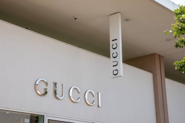 Milan, İtalya - 07 15 2023: Gucci moda mağazası yazı ve logo İtalyan lüks duvar cephe moda ve deri iyi