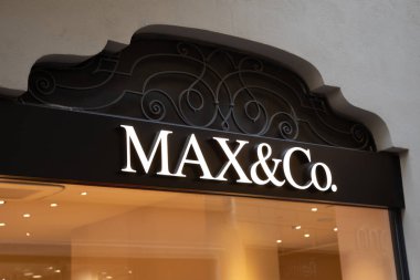 Lyon, Fransa - 07 25 2023: Max & co Paris ön cephe logosu ve moda ticari giyim zincirinin moda tekstil mağazasının girişinde metin işareti