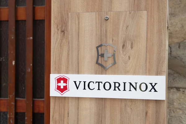 Bordeaux, Fransa - 07 25 2023: Victorinox marka logo ve işaret levhası bıçak üreticisi ve saatçi dükkanının tahta panel vitrininde