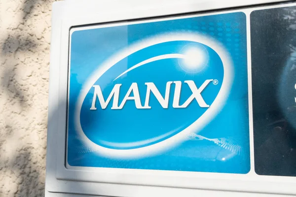 Bordeaux, Fransa - 07 25 2023: Eczane caddesindeki duvar cephesinde üzerinde işaret ve metin logosu bulunan manix prezervatifler