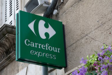 Bordeaux, Fransa - 07 28 2023: Carrefour ekspres metin logosu ve mağaza mağaza zinciri girişinde marka işareti