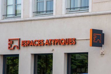 Bordeaux, Fransa - 07 28 2023: espaces atipiques logo imzalı ofis marka metin şirketi emlak cephesi atipik alan ajansı