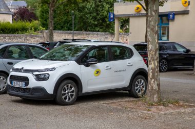 Bordeaux, Fransa - 07 28 2023: La Poste metin logosu ve Fransa 'da C3 Fransız C3 otomobil postanesinde marka işareti