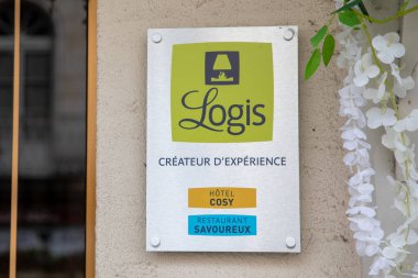 Bordeaux, Fransa - 07 28 2023: Logis Otel rahat restoranı Savoureux logo metni ve markası ön cephede turizm için duvar etiketi oluşturuluyor