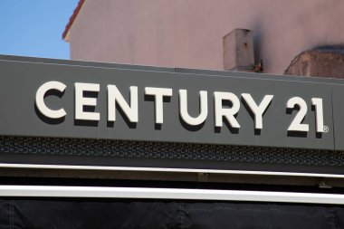 Bordeaux, Fransa - 07 28 2023: Century 21 giriş metni ve emlak cephesi komisyoncusu ofis duvarındaki marka logosu