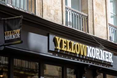 Bordeaux, Fransa - 07 25 2023: Sarı Korner logosu ve sınırlı sayıdaki sanat fotoğrafçılığı zinciri markalı metin cephe mağazası