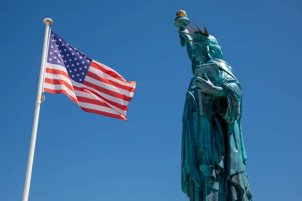 Amerikansk Flagga Matta Stjärnor Usa Och Frihetsgudinnan Nyklassisk Skulptur Liberty — Stockfoto