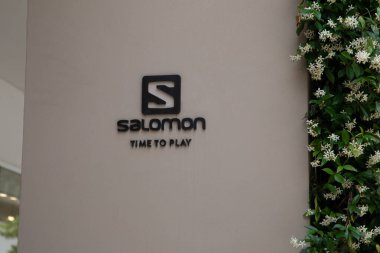 Milan, İtalya - 07 25 2023: Salomon mağazası ön cephe logosu metin ve marka zincir mağaza spor ekipmanları üretim şirketi imzalama