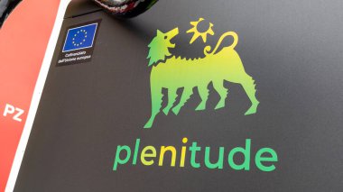 Milan, İtalya - 08 02 02 2023: Eni bolluk petrol logosu markası ve altı ayaklı köpek tabelası İtalyan çokuluslu şirket istasyonu ücreti