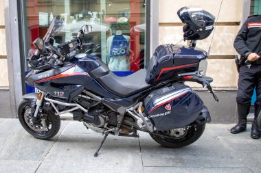 Milan, İtalya - 08 02 02 2023: Janabinieri motorsiklet polis askeri Ducati Multistrada 1200 yolda park etti