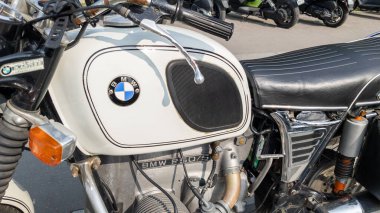 Bordeaux, Fransa - 08 01 01 2023: BMW r50 / 5 eski motor logosu ve beyaz yakıt tankının marka metni