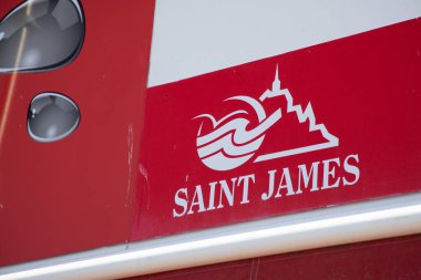 Saint-Gilles-Croix-de-Vie France - 08 01 01 2023: Saint James logosu ve deniz ürünleri mağazası ön cephe dükkanının özel giriş metnini imzala