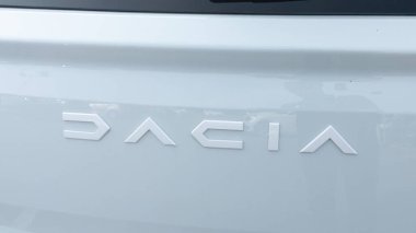 Bordeaux, Fransa - 08 01 01 2023: Dacia beyaz araba logosu yepyeni DC ön tabela metni Renault France tarafından modern Romanya üreticisi