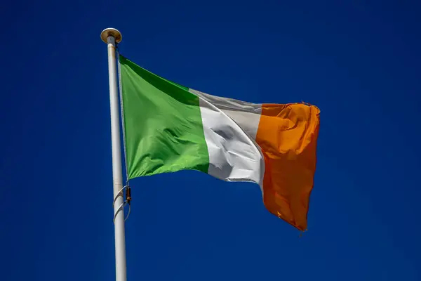 Bandera Irlandesa Bandera Irlanda Parte Superior Del Mástil Viento Cielo —  Fotos de Stock